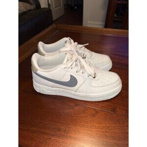 Nike Air Force 1 GS sneakers in the White/Ghost colorway size 5Y